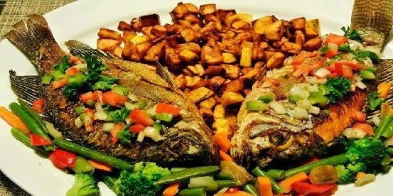 Poisson braisé accompagné de bananes plantain frites